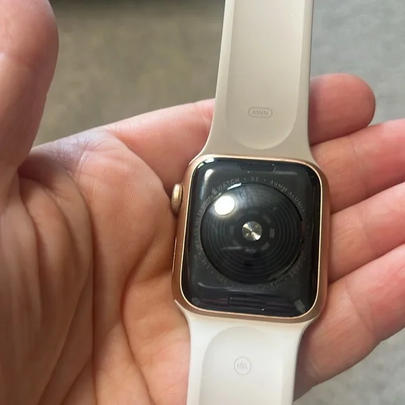 Apple Watch SE 40 MM with Extra Bands and Charger - Picture 4 of 5